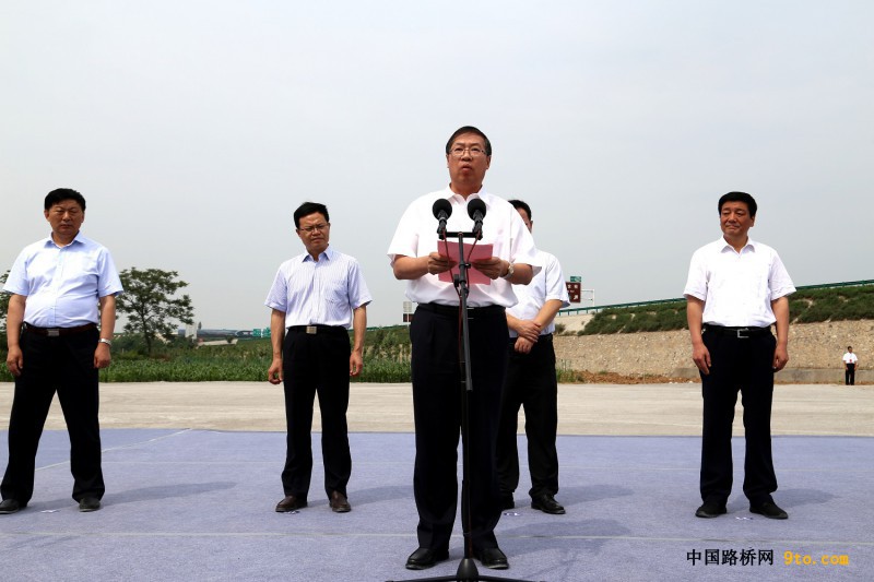 圖為中國鐵建總裁莊尚標(biāo)在合銅、吳華高速公路項目開工儀式發(fā)表重要講話